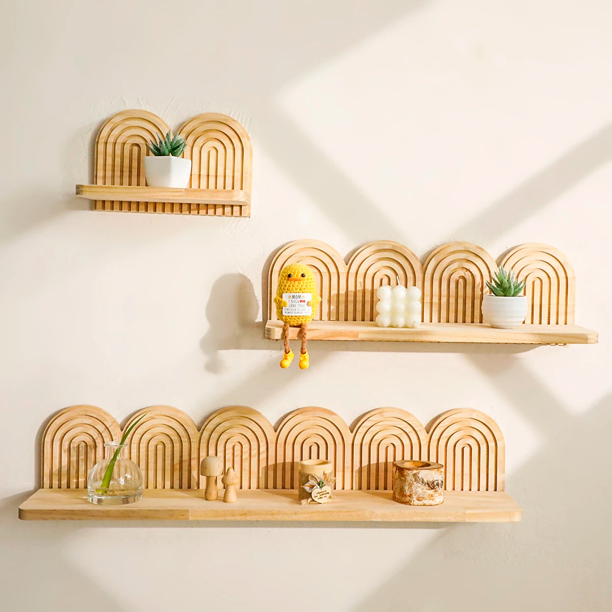 Étagères arc-en-ciel en bois naturel – Déco bohème
