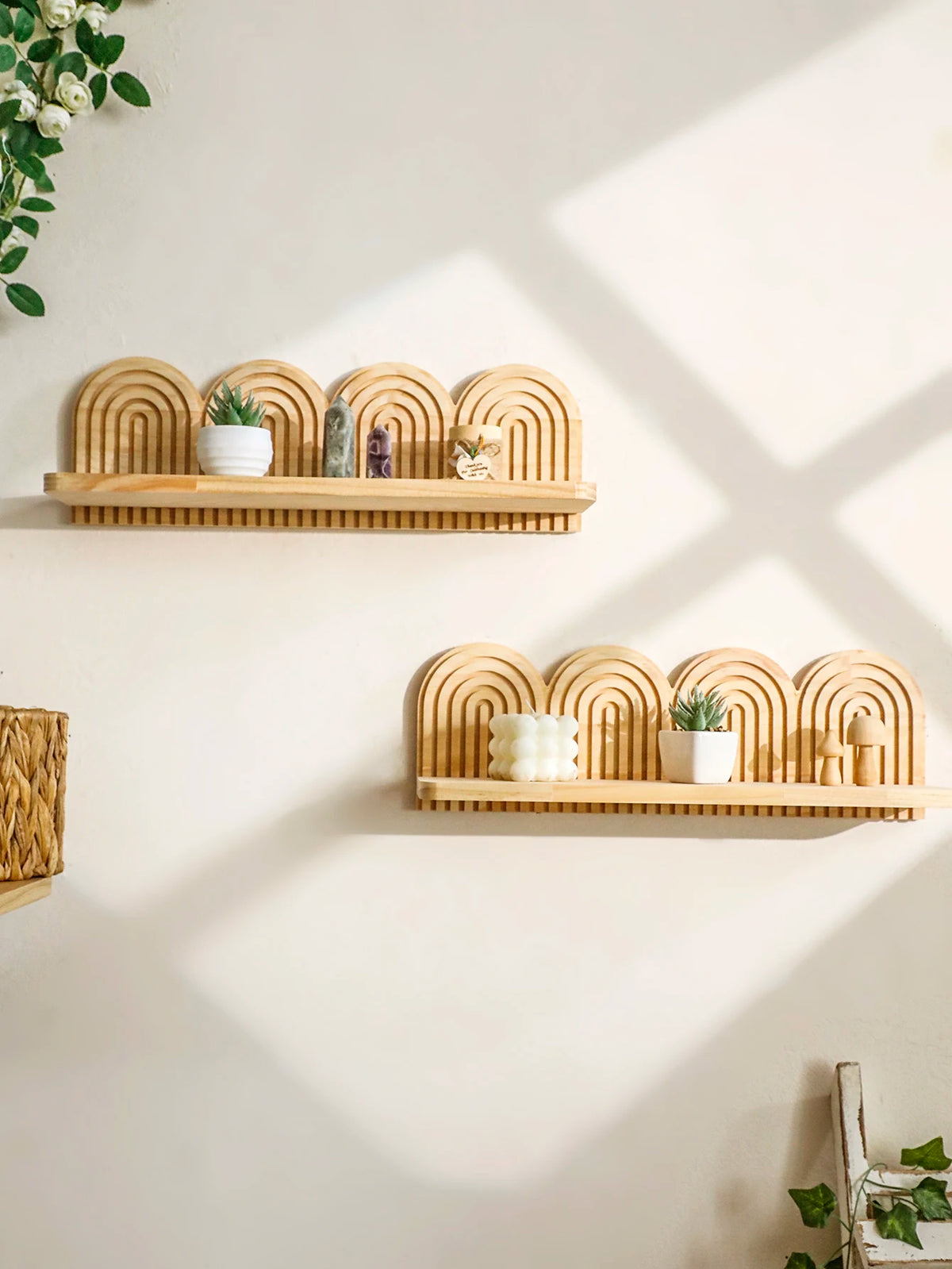 Étagères arc-en-ciel en bois naturel – Déco bohème