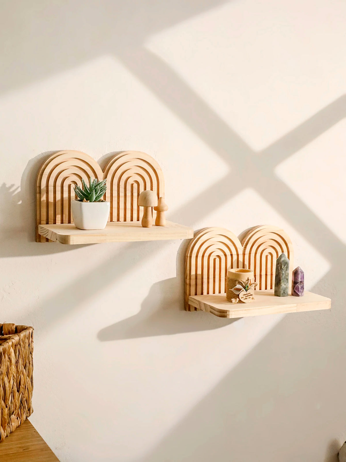 Étagères arc-en-ciel en bois naturel – Déco bohème